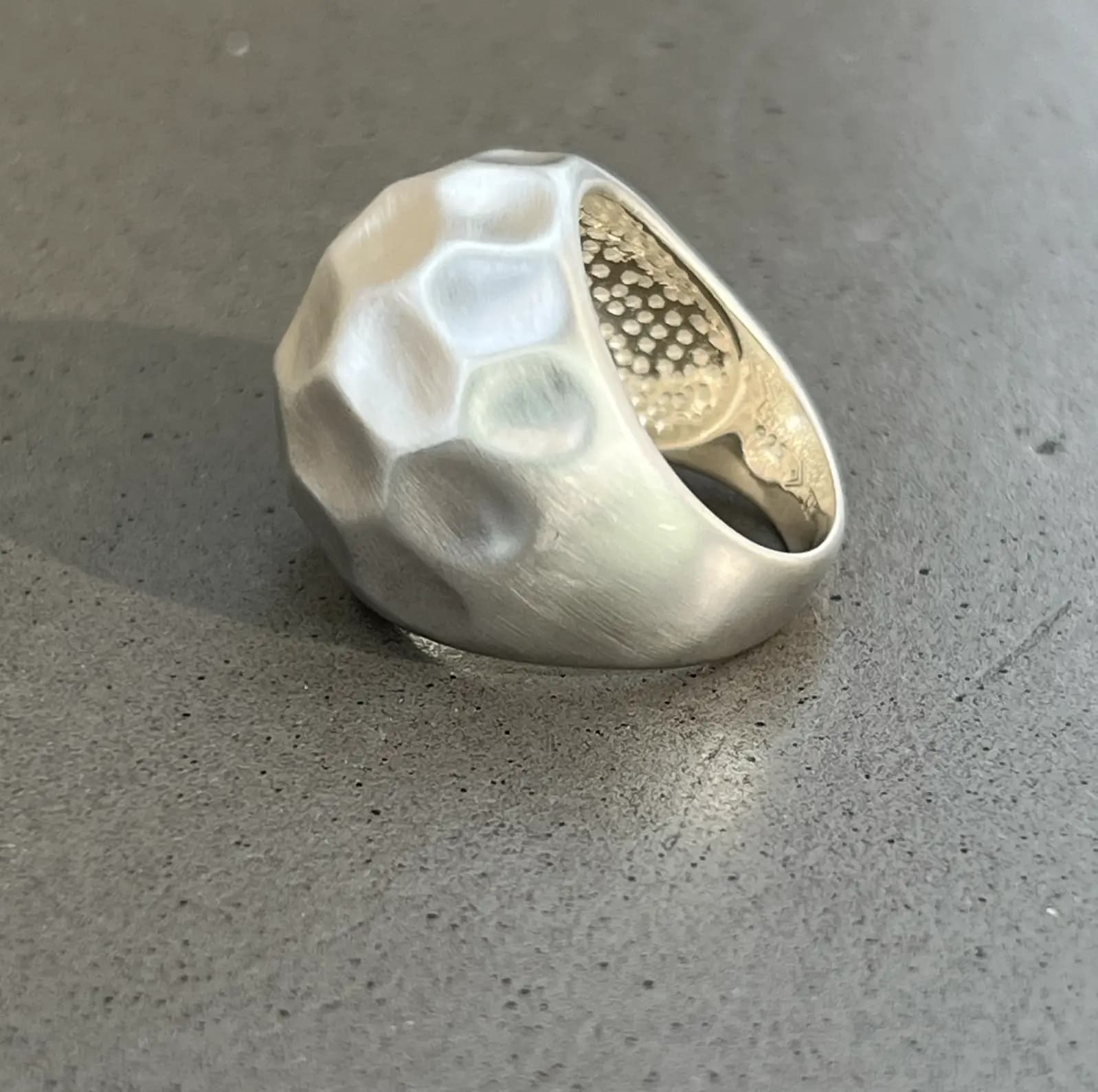 HAMMERED HIGH DOME RING